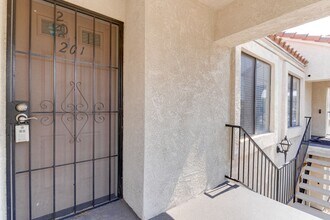 4884 Nara Vista Way in Las Vegas, NV - Building Photo - Building Photo