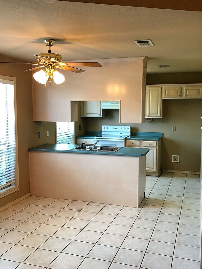 3443 Miller Pl in Paris, TX - Foto de edificio - Building Photo