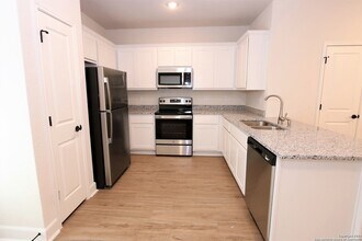 10310 Lynwood Vlg in San Antonio, TX - Building Photo - Building Photo
