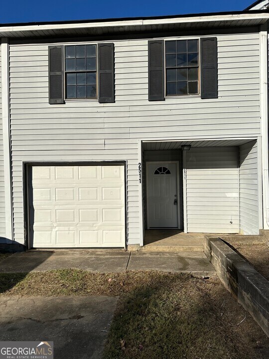 2511 Pine Tree Trail in College Park, GA - Building Photo