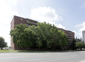 Westown Apartments in Mississauga, ON - Building Photo - Building Photo