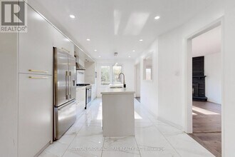 300 Charlton Ave in Vaughan, ON - Building Photo - Building Photo