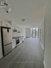 705 Davis Dr in Newmarket, ON - Building Photo - Building Photo