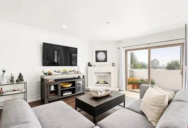 property at 1621 Barry Ave