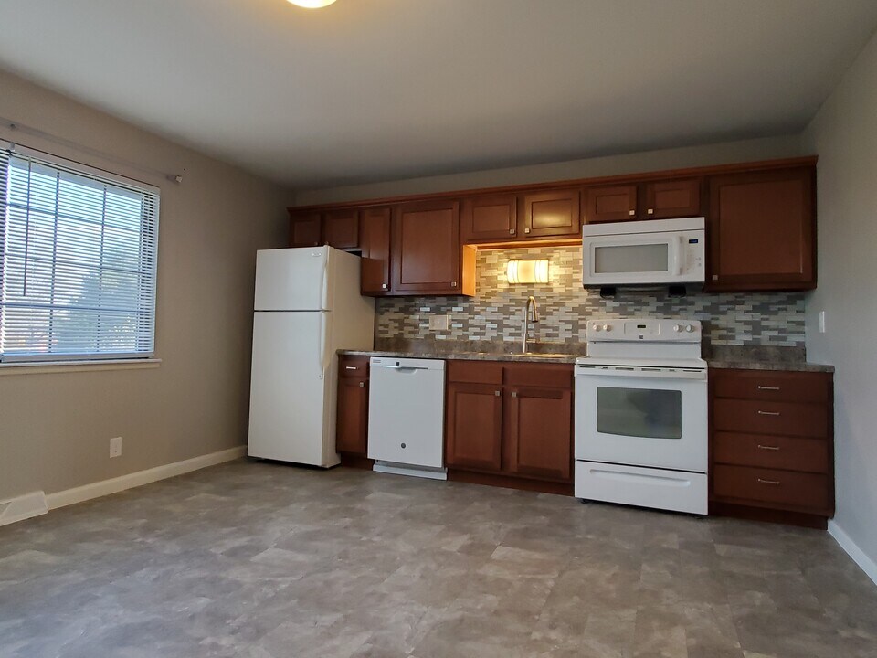 5526 Humbert Rd in Alton, IL - Building Photo