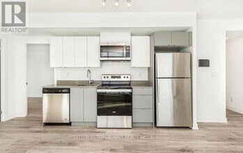 3210 Dakota Cmn in Burlington, ON - Building Photo - Building Photo