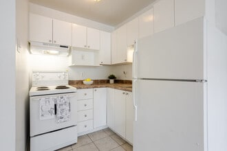 4290-4320 Métropolitain E in Montréal, QC - Building Photo - Building Photo