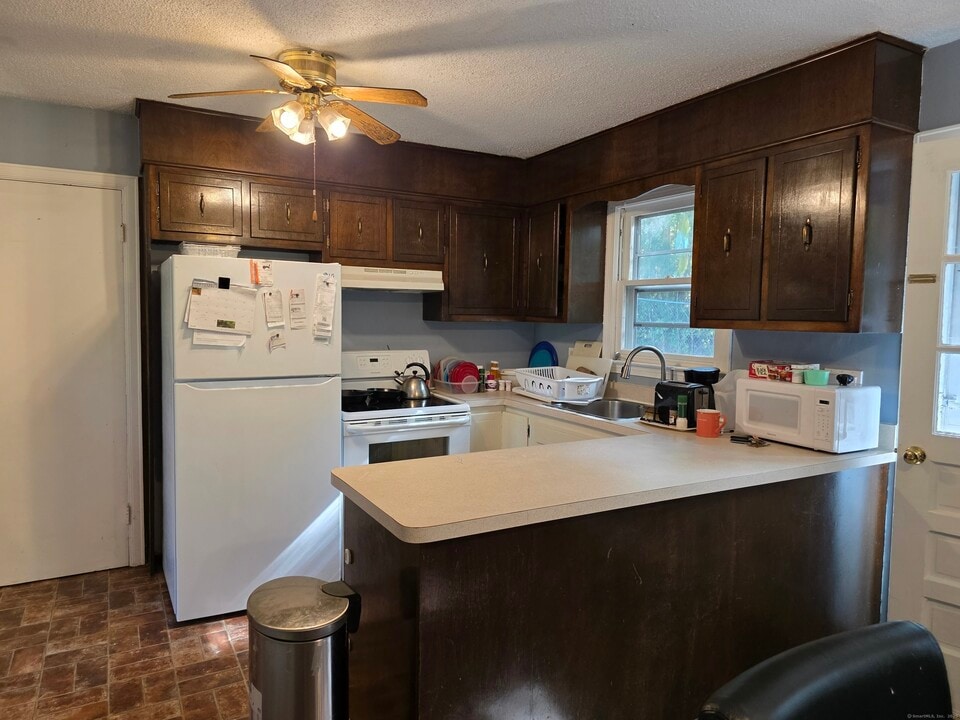 40 Hillside Ave in Watertown, CT - Building Photo