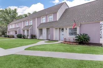 Gulf Coast Townhomes in Ocean Springs, MS - Foto de edificio - Building Photo