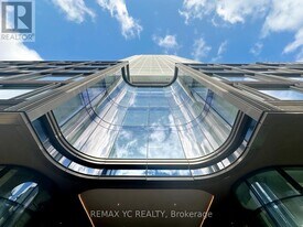 88 Queen St E in Toronto, ON - Building Photo