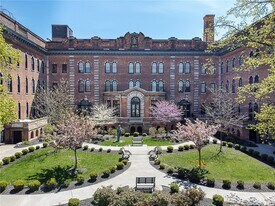 300 Alexander St in Rochester, NY - Building Photo