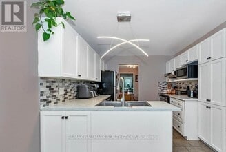 17 Ravenscroft Ct in Ottawa, ON - Building Photo - Building Photo