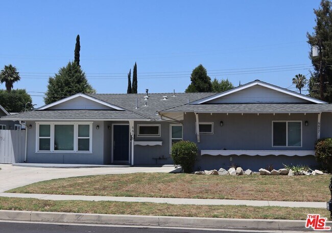 6615 Farralone Ave in Los Angeles, CA - Building Photo - Building Photo