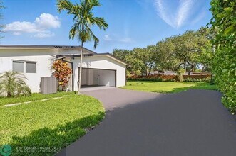 7860 SW 158th Terrace in Palmetto Bay, FL - Building Photo - Building Photo