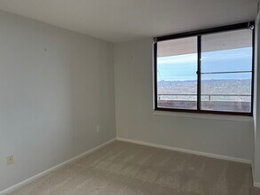 10101 Grosvenor Pl, Unit 1906 in North Bethesda, MD - Building Photo - Building Photo