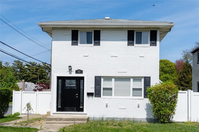 42 Madison Dr in Babylon, NY - Building Photo - Building Photo