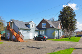 286 Park St in Lebanon, OR - Building Photo - Building Photo