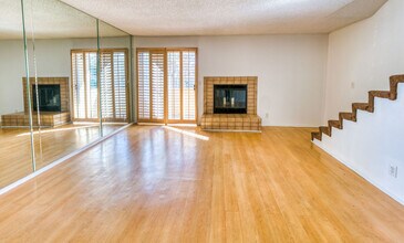 1040 N Gardner St in West Hollywood, CA - Building Photo - Building Photo