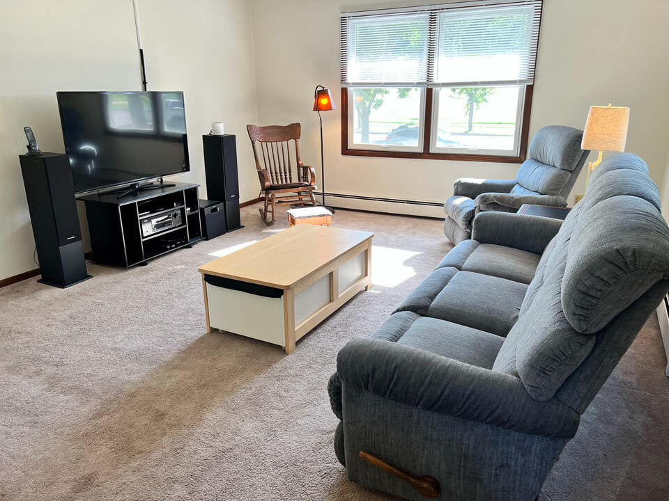 904 N Garden St, Unit Furnished Upper Apartment in New Ulm, MN - Foto de edificio