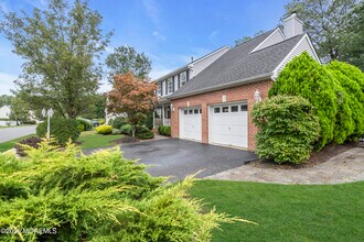 41 Carrie Dr in Howell, NJ - Building Photo - Building Photo