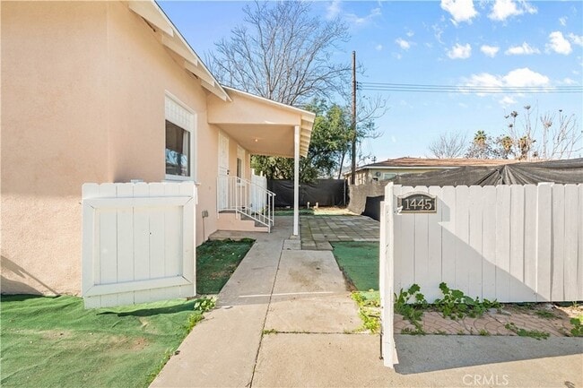 1445 S Rebecca St in Pomona, CA - Foto de edificio - Building Photo