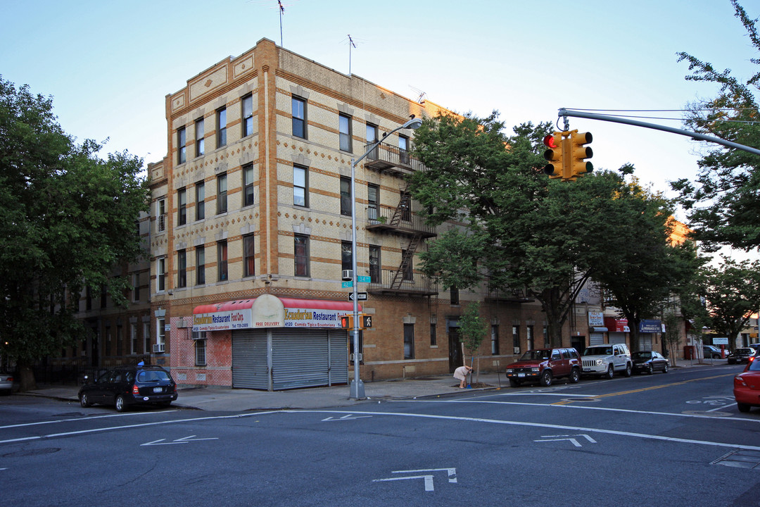 34-09 42nd St in Long Island City, NY - Building Photo