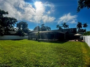 1263 Caloosa Dr in Ft. Myers, FL - Foto de edificio - Building Photo