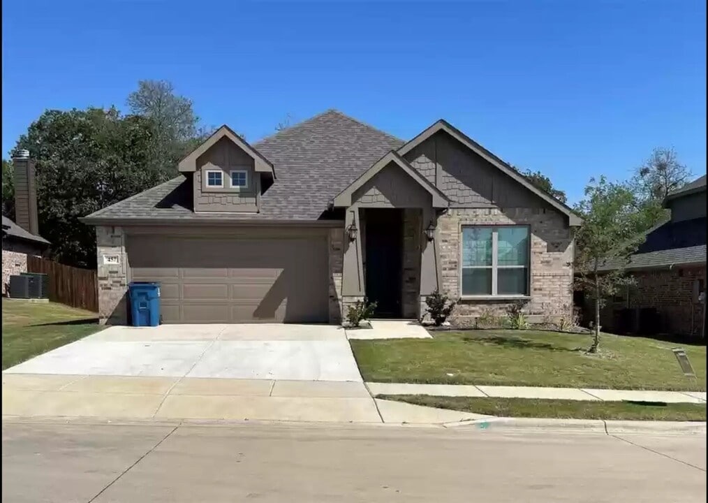 457 Elyse Rd in Keene, TX - Building Photo