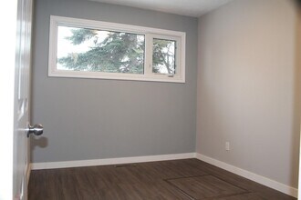 13528-13139 139 St NW in Edmonton, AB - Building Photo - Building Photo