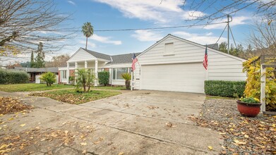 1819 Cedar St in Calistoga, CA - Foto de edificio - Building Photo