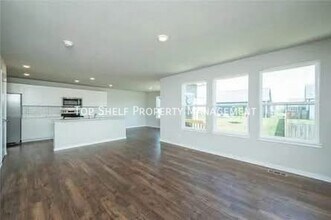 1060 Spruce St in Waukee, IA - Building Photo - Building Photo