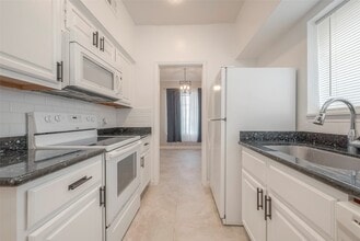 1103 Dulles Ave in Stafford, TX - Foto de edificio - Building Photo