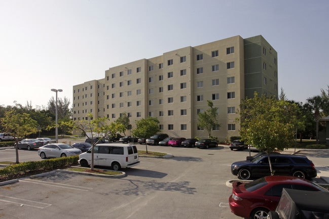 Calusa Cove in Miami, FL - Foto de edificio - Building Photo