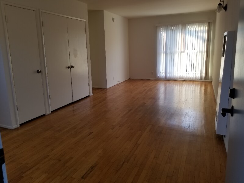 2370 Walgrove Ave in Los Angeles, CA - Building Photo