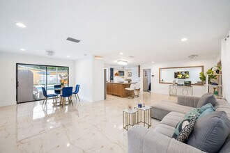 8444 Sheraton Dr in Miramar, FL - Building Photo - Building Photo