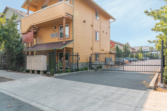 Ascot 146 Apartments in Portland, OR - Foto de edificio - Building Photo