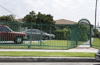 6134 Hazelhurst Pl in North Hollywood, CA - Foto de edificio - Building Photo