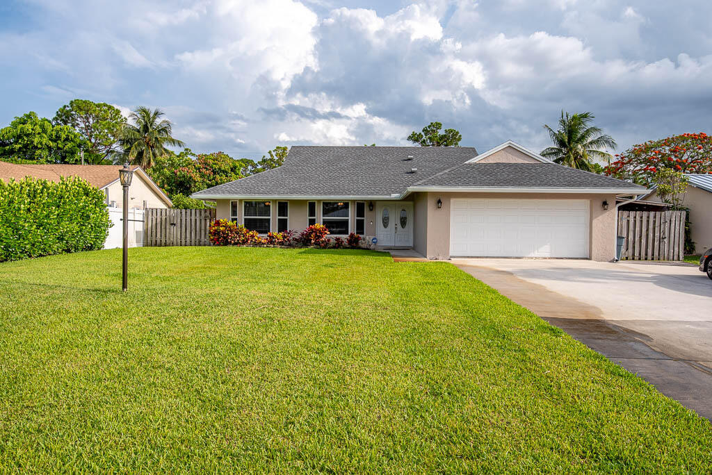5290 Pine Tree Dr in Delray Beach, FL - Building Photo