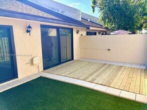 2700 S Oakland Forest Dr in Oakland Park, FL - Building Photo - Building Photo