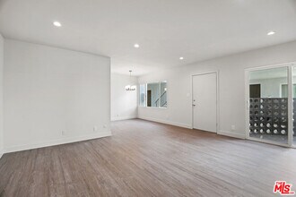 1117 S Bronson Ave in Los Angeles, CA - Foto de edificio - Building Photo