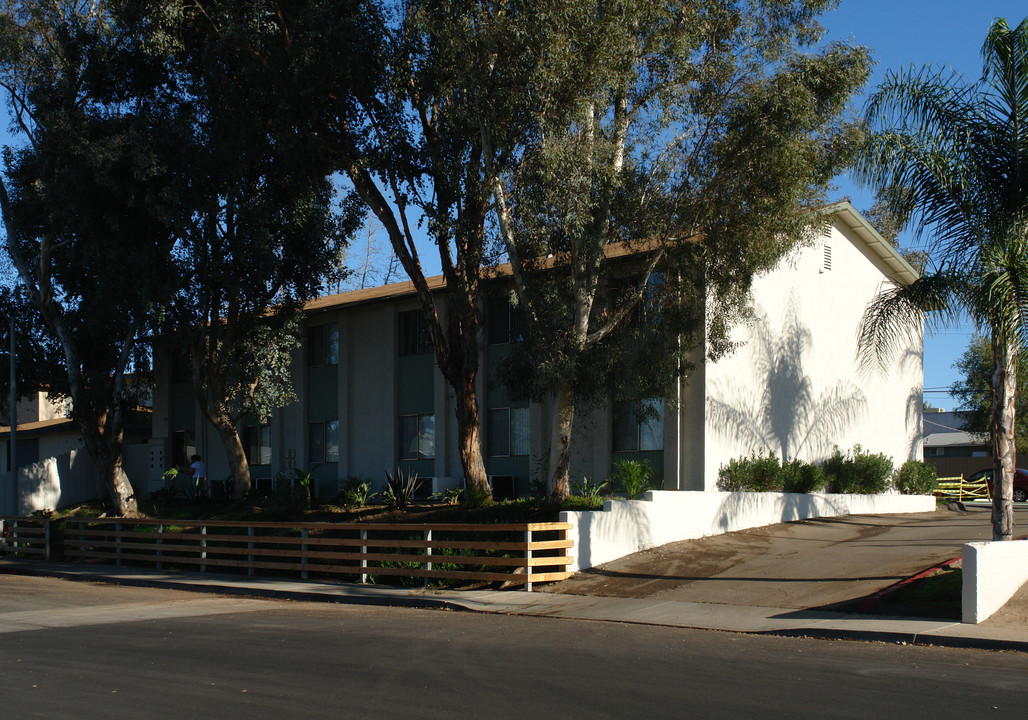 732-734 B St in Ramona, CA - Foto de edificio