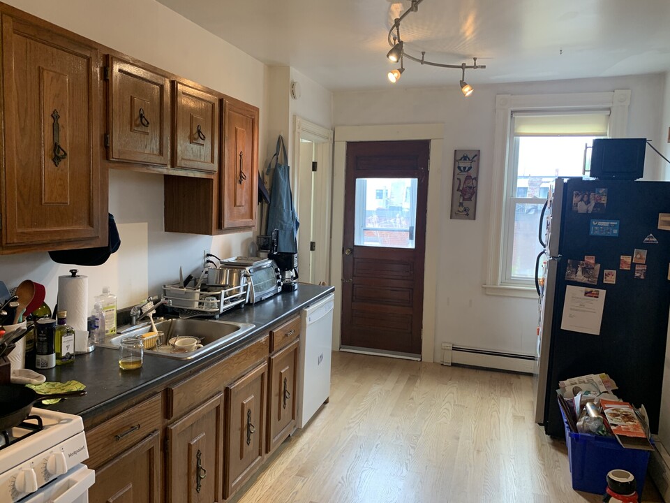 18 Mead St, Unit 1 in Boston, MA - Foto de edificio