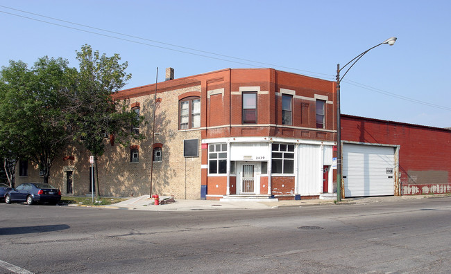 2439 W Grand Ave in Chicago, IL - Building Photo - Building Photo