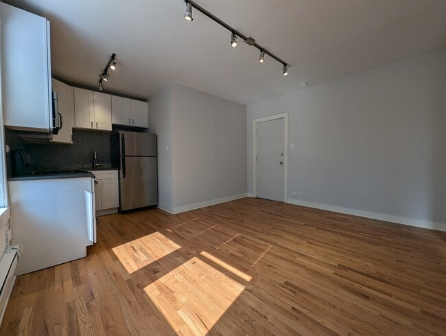 2424 N Kedzie Blvd, Unit 2420-303 in Chicago, IL - Building Photo - Building Photo