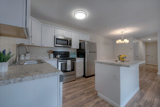 Creekside Apartments in Reno, NV - Building Photo - Building Photo