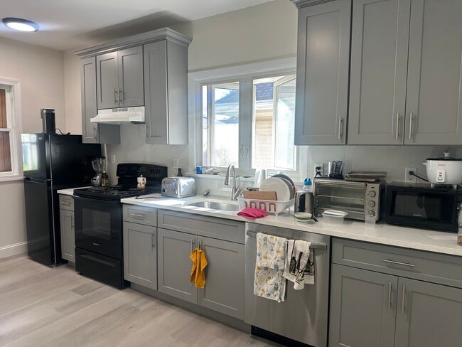 100 W Adams St, Unit 2 in Somerville, MA - Building Photo - Building Photo