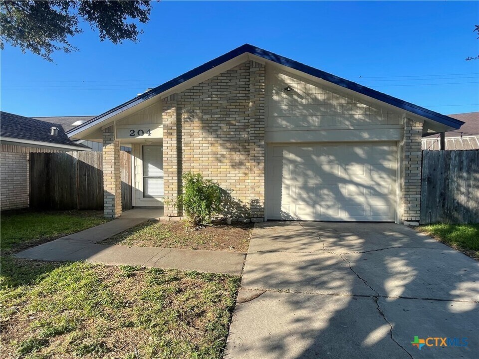 204 Rattan Dr in Victoria, TX - Building Photo