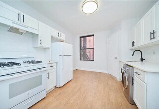 595 10th Ave in New York, NY - Building Photo - Building Photo