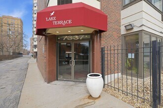 7337 S South Shore Dr in Chicago, IL - Building Photo - Building Photo