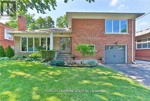 318 Betty Ann Dr in Toronto, ON - Building Photo